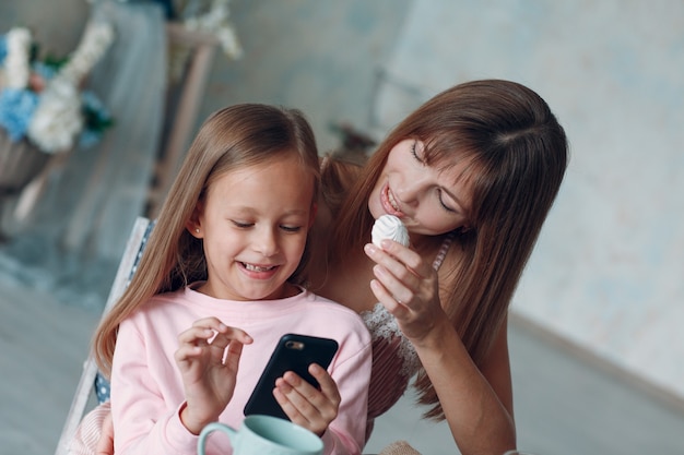 Madre e figlia bambina a casa.