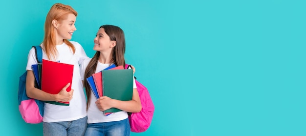 Madre e figlia bambino banner copia spazio sfondo isolato educazione infantile pupilla sorridente