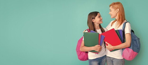 Madre e figlia bambino banner copia spazio sfondo isolato sorridente allievo e studente di scuola