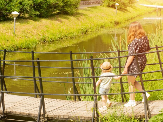 Madre e figlia camminano nel parco per mano