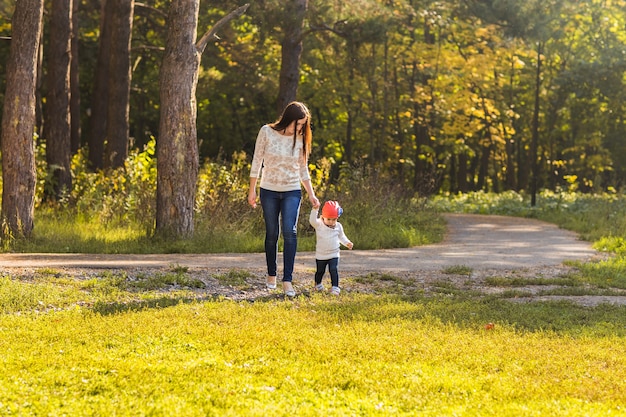 Madre e figlia camminano nel parco