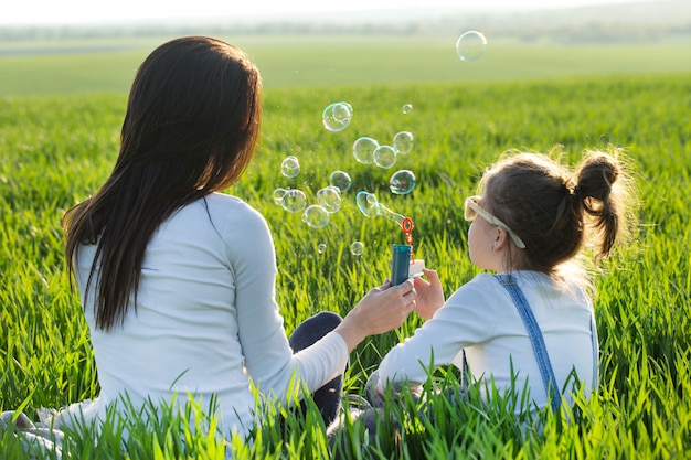 Madre e figlia che abbracciano nell'amore che gioca nel parco