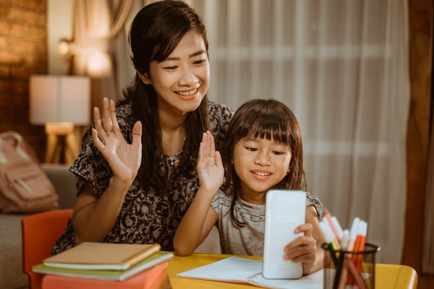 Madre e figlia che chiamano con lo smartphone