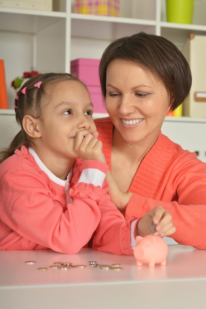 Madre e figlia che contano i soldi