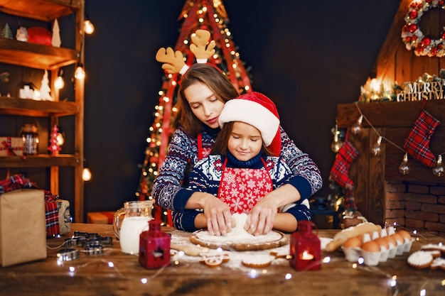 Madre e figlia che cucinano i biscotti di natale.