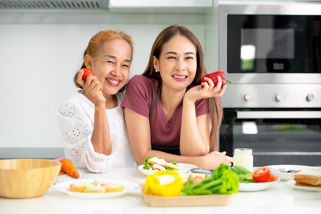 Madre e figlia che cucinano in cucina festa della mamma di madre e figlia Famiglia asiatica