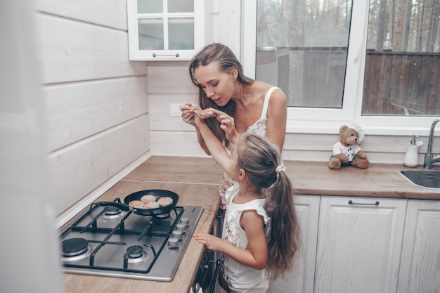 Madre e figlia che cucinano insieme in cucina