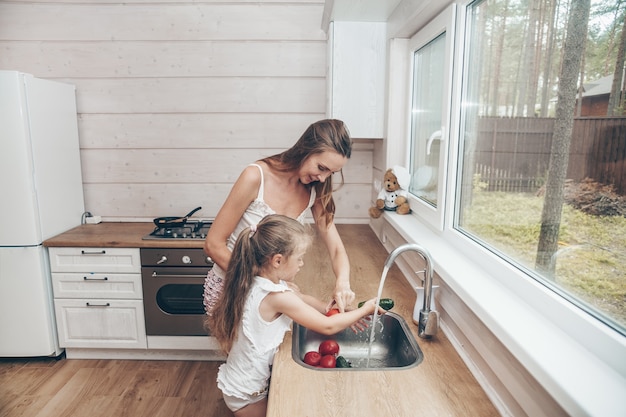 Madre e figlia che cucinano insieme in cucina