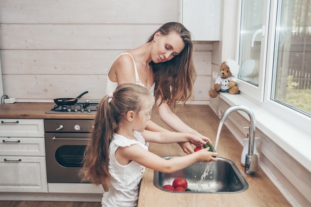 Madre e figlia che cucinano insieme in cucina