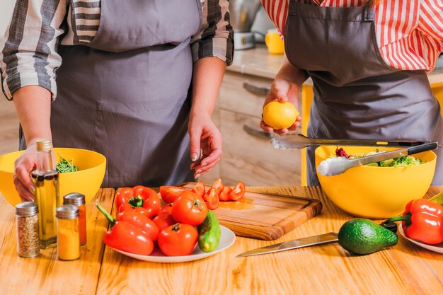 Madre e figlia che cucinano insieme nella cucina