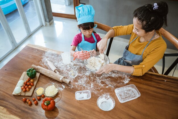 Madre e figlia che cucinano insieme