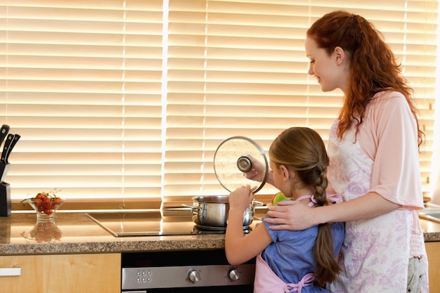 Madre e figlia che cucinano un pasto