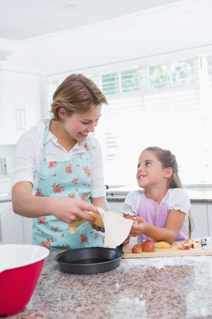 Madre e figlia che cuociono insieme