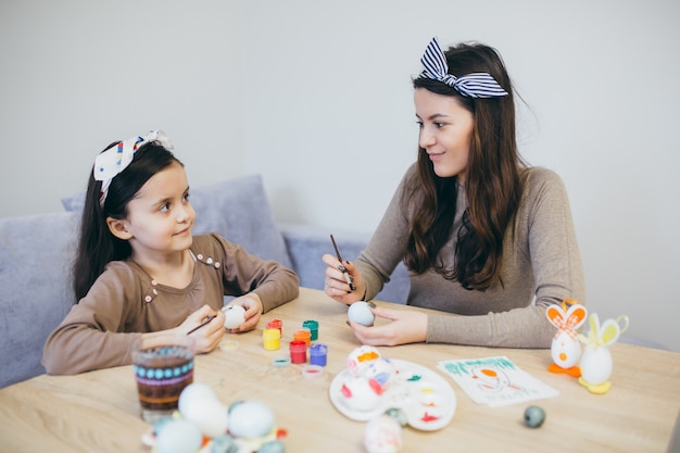 Madre e figlia che dipingono le uova di Pasqua.