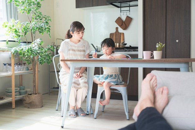 Madre e figlia che disegnano a casa