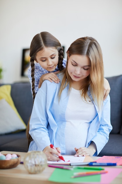 Madre e figlia che disegnano a casa