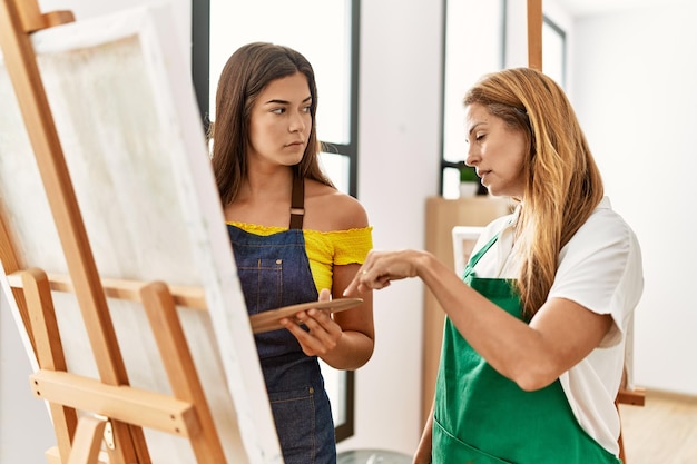 Madre e figlia che disegnano allo studio d'arte