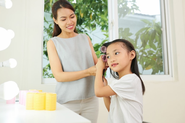 Madre e figlia che fanno acconciatura