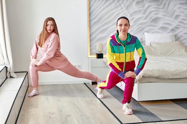 madre e figlia che fanno esercizio di stretching