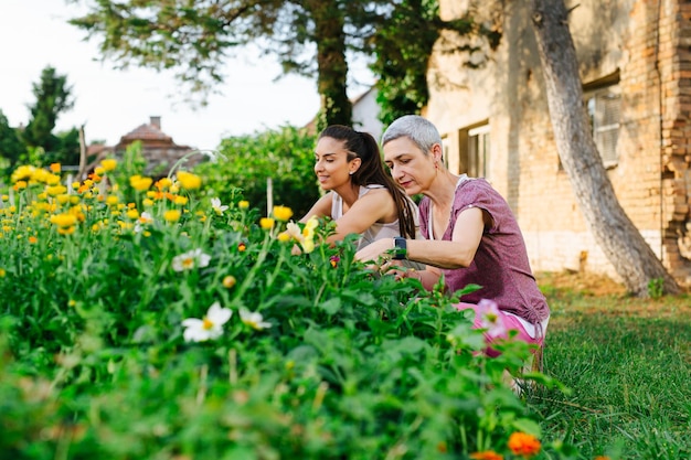 Madre e figlia che fanno giardinaggio insiemeGiardinaggio, scoperta e insegnamento