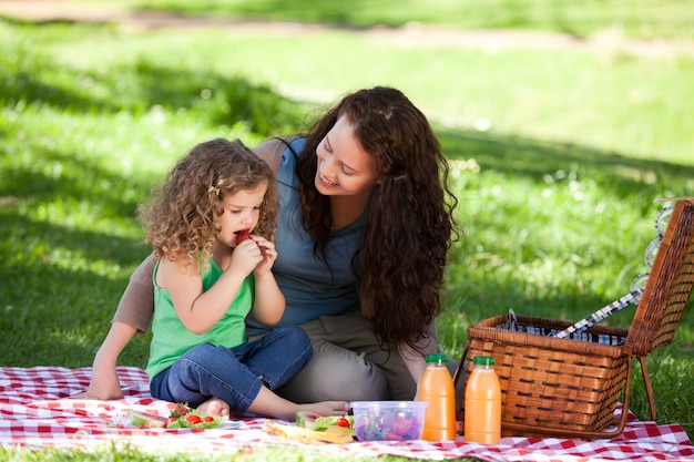 Madre e figlia che fanno un picnic