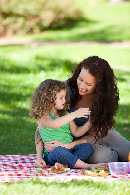 Madre e figlia che fanno un picnic