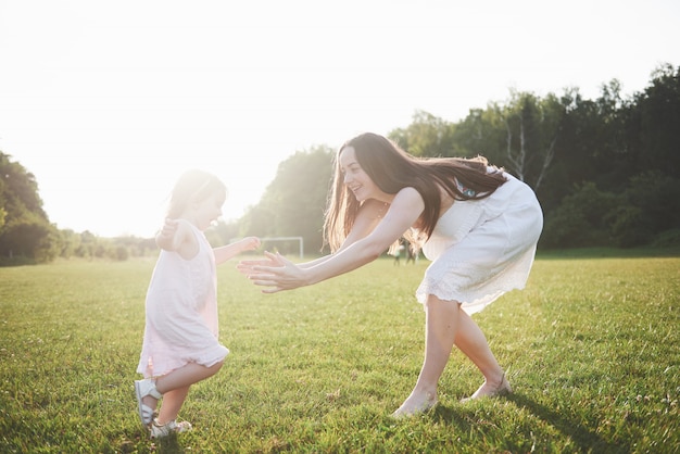 Madre e figlia che giocano fuori