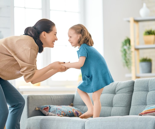 Madre e figlia che giocano