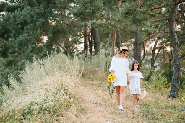 Madre e figlia che hanno divertimento nel parco