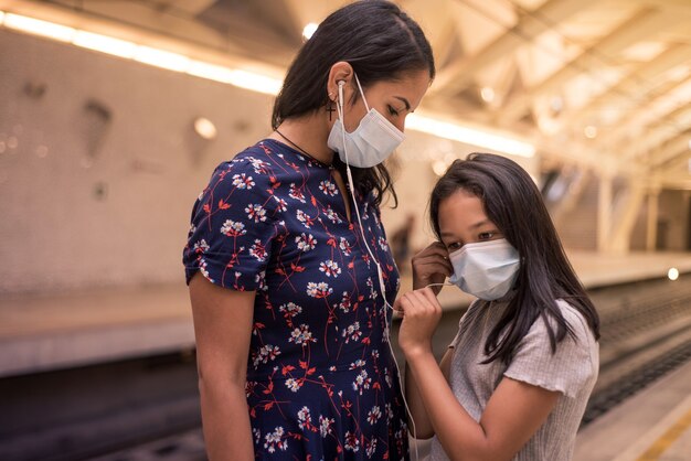 Madre e figlia che indossa la maschera per il viso