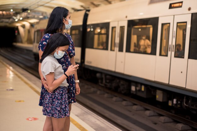 Madre e figlia che indossa la maschera per il viso