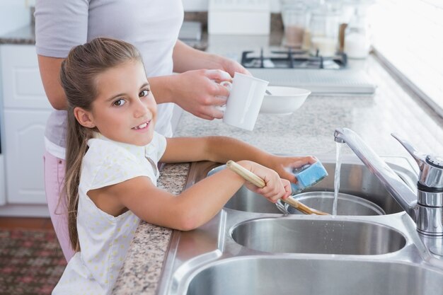 Madre e figlia che lavano