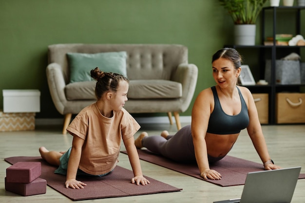 Madre e figlia che lavorano insieme