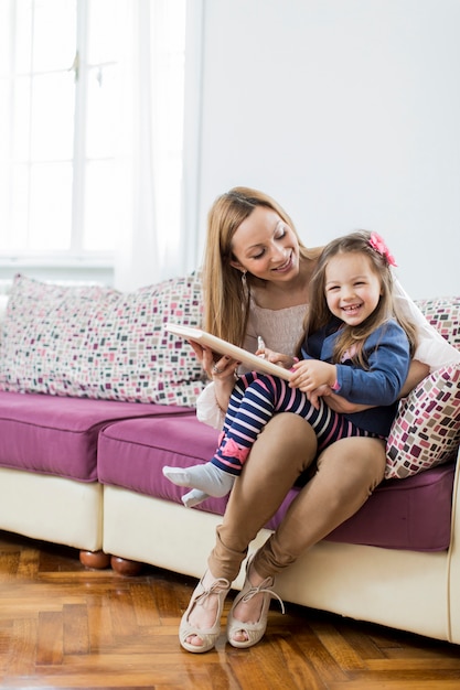 Madre e figlia che leggono nella stanza