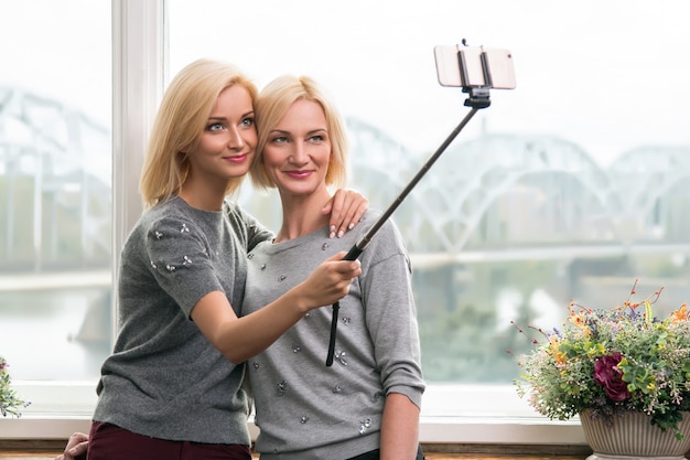 Madre e figlia che prendono un selfie