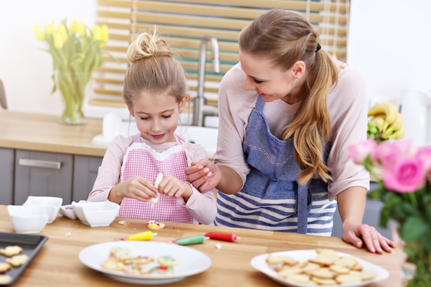 madre e figlia che preparano i biscotti in cucina