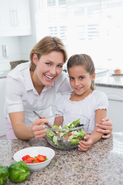 Madre e figlia che preparano insalata