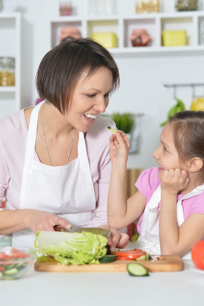 Madre e figlia che preparano la cena in cucina