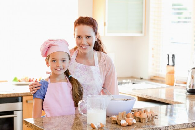 Madre e figlia che preparano la pasta