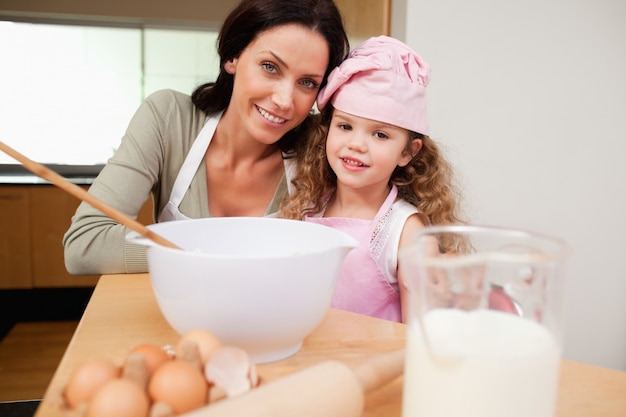 Madre e figlia che preparano la pasta