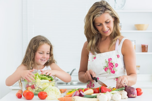 Madre e figlia che preparano le verdure