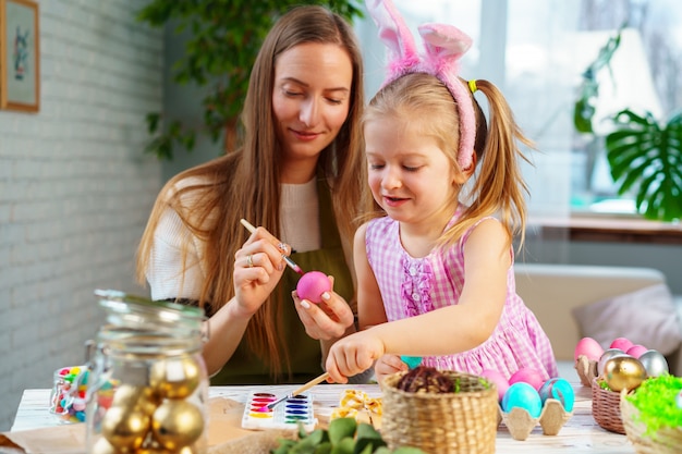 Madre e figlia che preparano per la celebrazione di Pasqua
