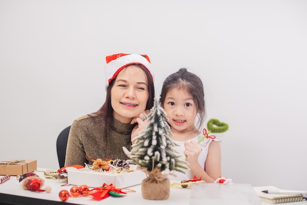 Madre e figlia che preparano regali per il concetto di vacanza di Natale e Capodanno