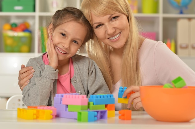 Madre e figlia che raccolgono blocchi