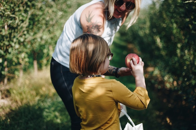 Madre e figlia che raccolgono delle mele