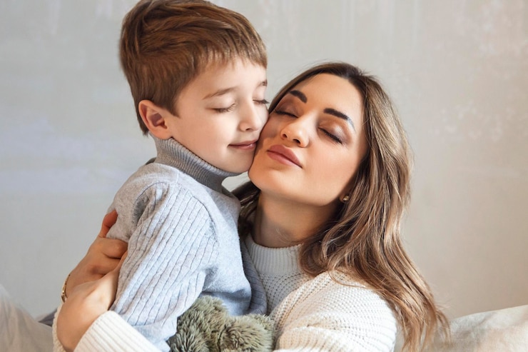 Foto madre e figlia che si abbracciano a casa