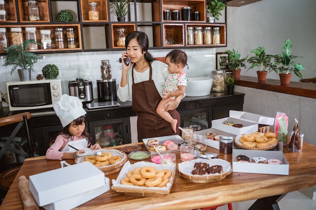 Madre e figlia che si divertono in cucina