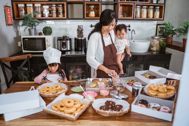 Madre e figlia che si divertono in cucina