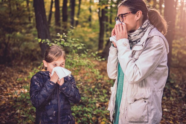 Madre e figlia che soffia il naso