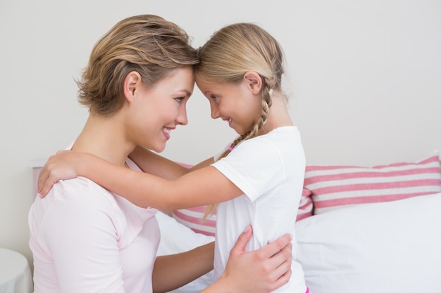 Madre e figlia che sorridono a vicenda